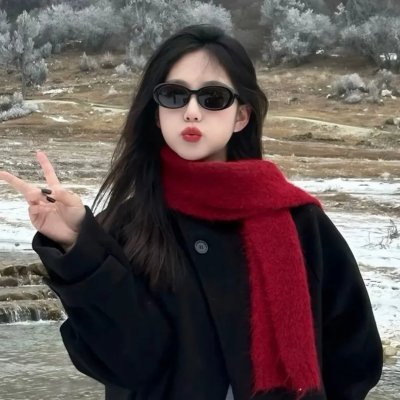 戴流苏耳环的少女